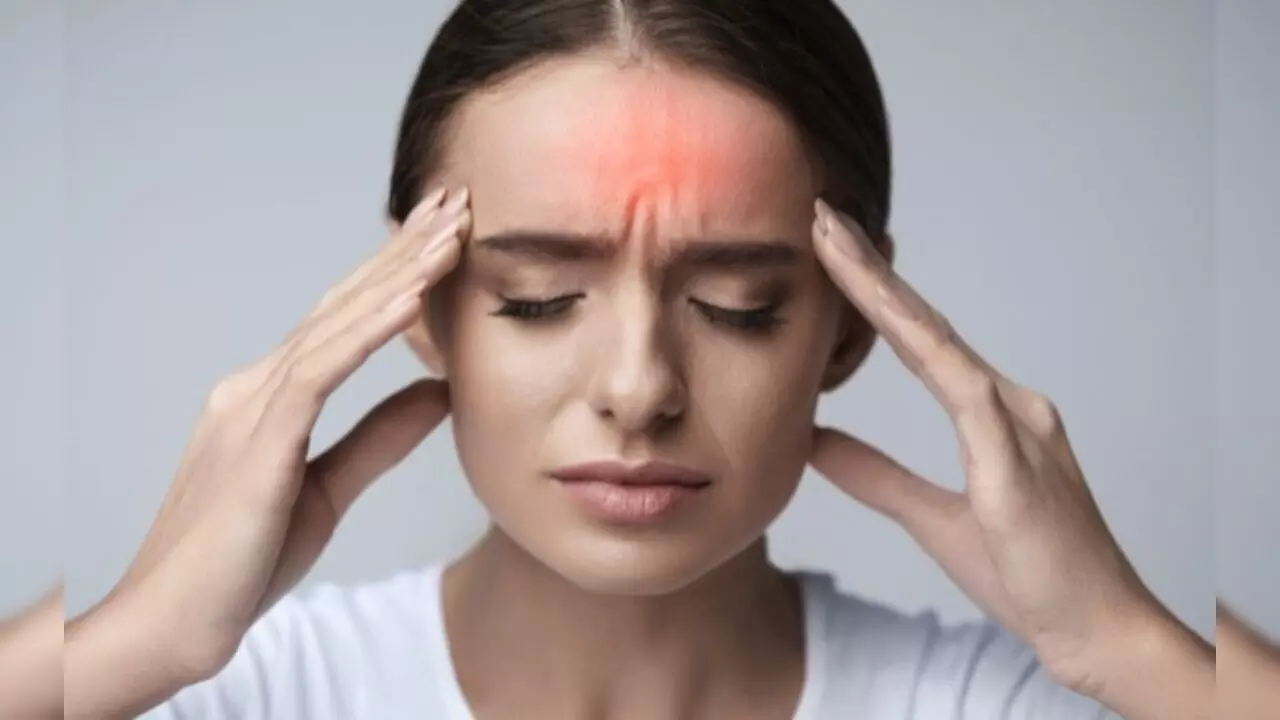 Migraine Se Bachav Ke Upay: तेज सिरदर्द माइग्रेन का संकेत तो नहीं, जानें लक्षण व बचाव के तरीके