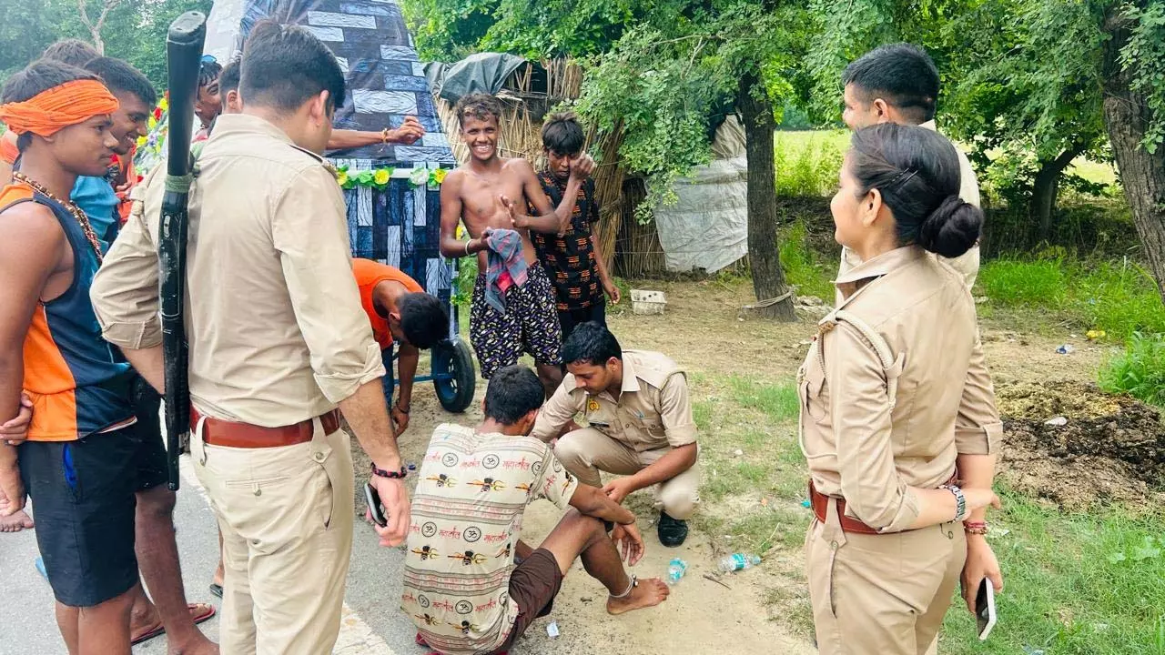 Police is being praised for applying ointment on the blisters on the feet of Kanwariyas
