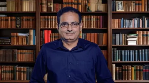 Vikas Divyakirti Income: विकास दिव्यकीर्ति कोचिंग संस्थान से करते हैं कितनी कमाई, जानें नेटवर्थ भी