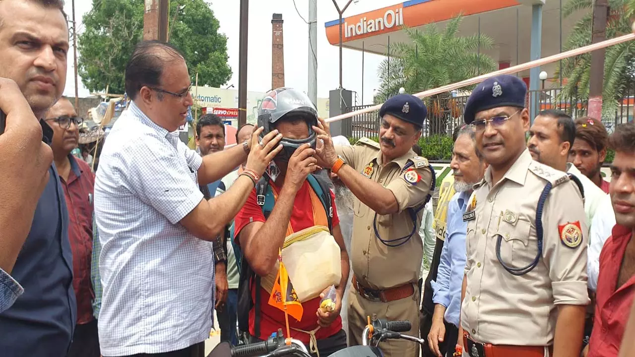 Helmets given to Kanwariyas in Khurja officer wearing