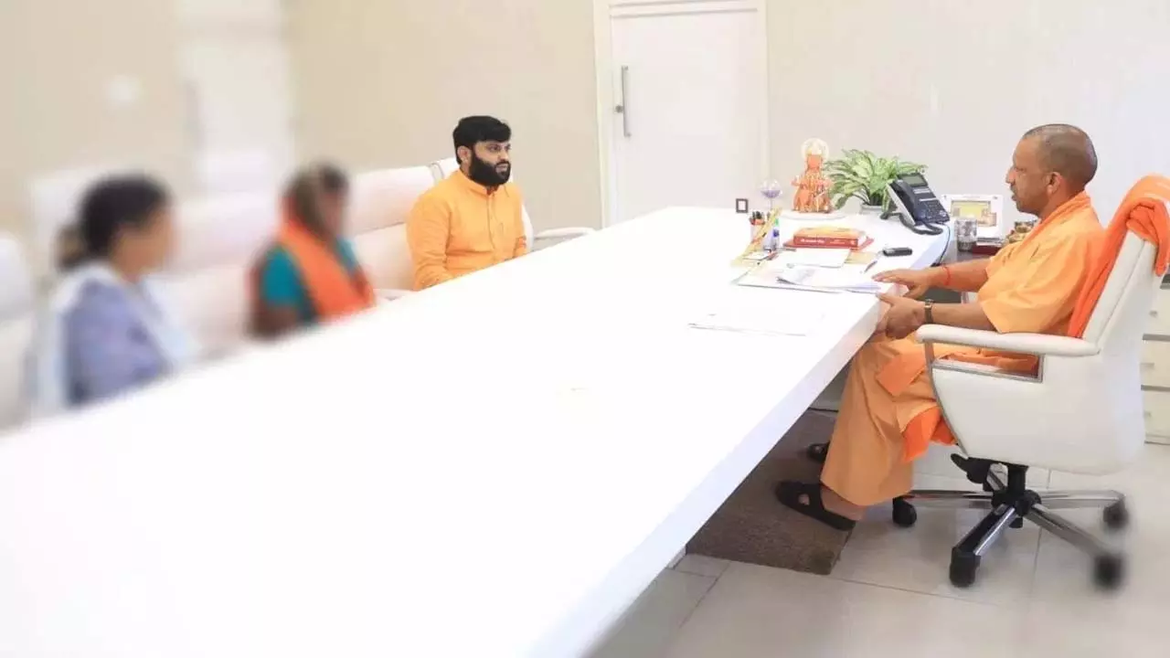 Ayodhya Mother of minor rape victim girl met Chief Minister Yogi Adityanath in Lucknow