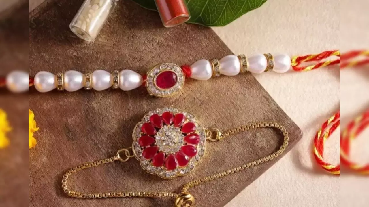 Bhabhi Ke Liye Rakhi Designs: रक्षाबंधन पर प्यारी भाभी के लिए खरीदें डिजाइनर राखी, देखें बेहतरीन आइडियाज