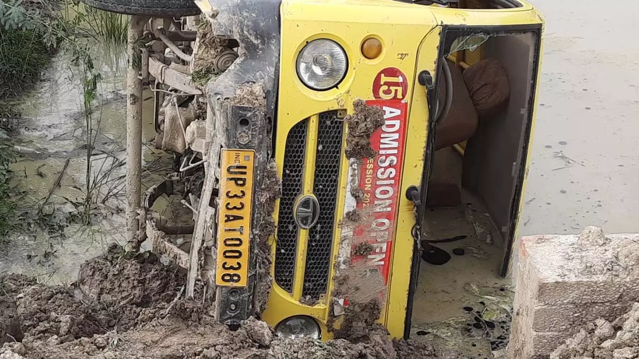 Children School vehicle Magic full of children went out of control and overturned, student seriously injured