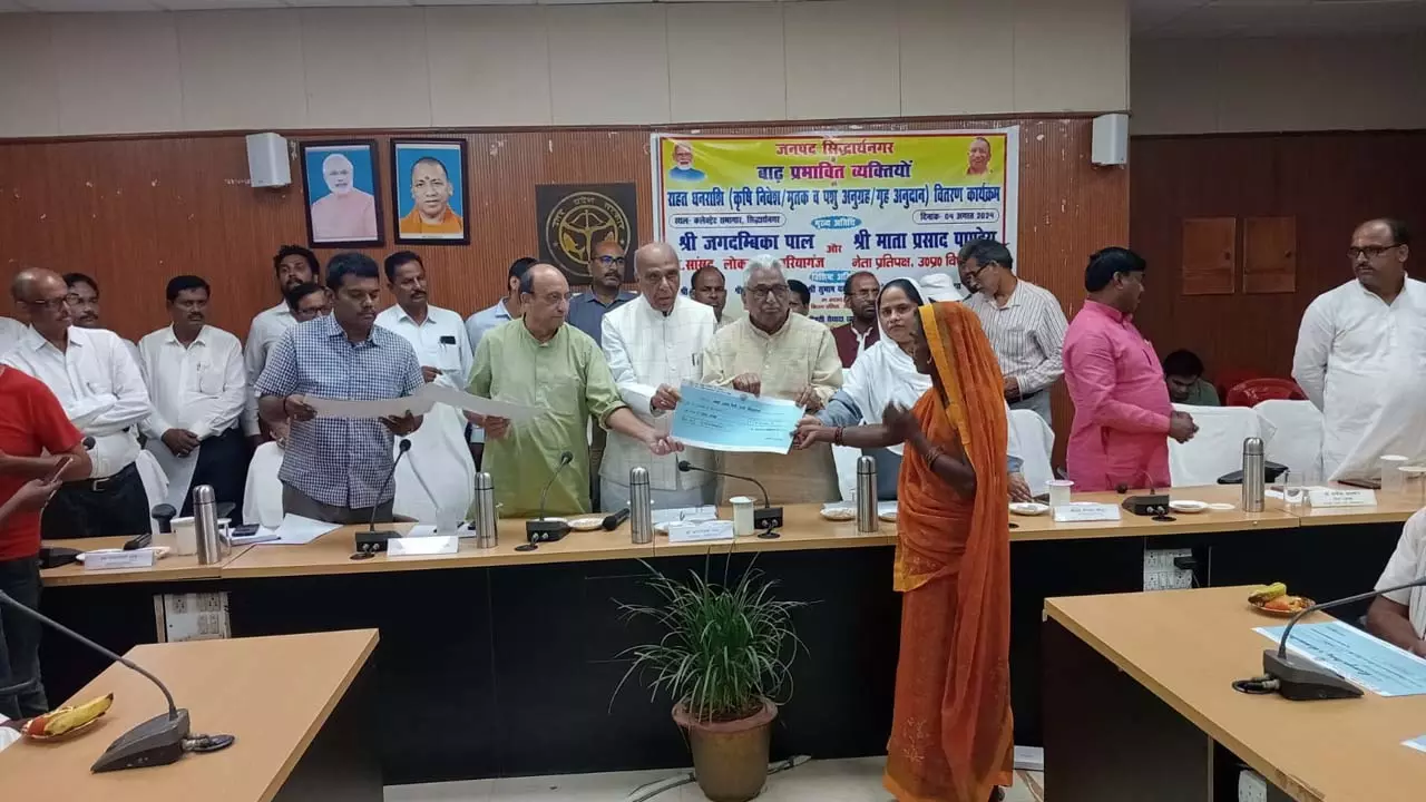 MP Jagdambika Pal distributed relief funds to flood victims, said- people should not face any problem
