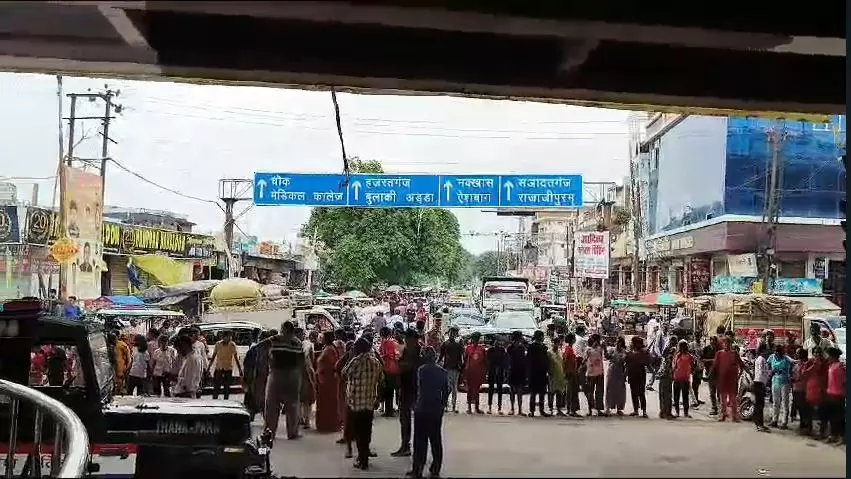 प्रदर्शन करती छात्राएं।