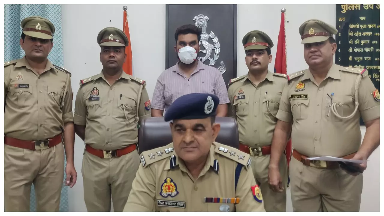 पुलिस गिरफ्त में आरोपी।