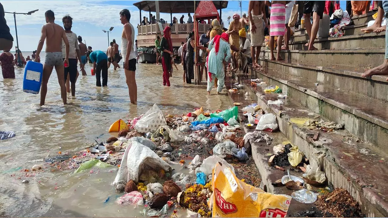 Kanwadi people left a pile of garbage on the banks of Ganga