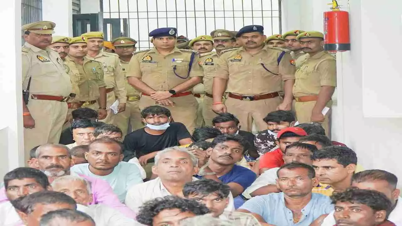 Etawah News: ऑपरेशन चक्रव्यूह के तहत पुलिस ने पकड़े 80 वांछित अभियुक्त