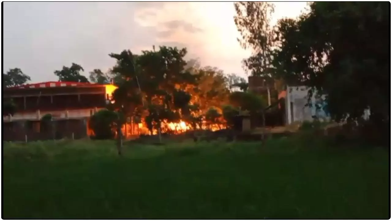 Barabanki News: स्कूल वैन में गैस रिफिलिंग के दौरान हुआ हादसा, लगी आग गाड़ी जलकर हुई राख