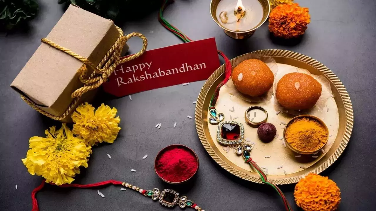 Raksha Bandhan Ki Thali: रक्षाबंधन पर ऐसे सजाएं थाली, ये चीजें रखना बिल्कुल भी न भूलें