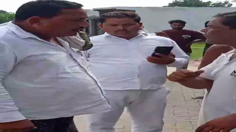 Hapur News: अवैध कालोनी में बिजली की लाइन बिछाने पहुंची टीम को ग्रामीण ने दौड़ाया, हुई नोकझोंक Hapur News: अवैध कालोनी में बिजली की लाइन बिछाने पहुंची टीम को ग्रामीण ने दौड़ाया, हुई नोकझोंक