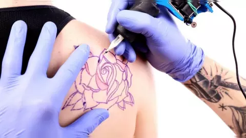 Tattoo and Blood Donation: टैटू बनवाने के बाद क्या कभी नहीं दे सकते खून, जानें एक्सपर्ट्स से Tattoo and Blood Donation: टैटू बनवाने के बाद क्या कभी नहीं दे सकते खून, जानें एक्सपर्ट्स से