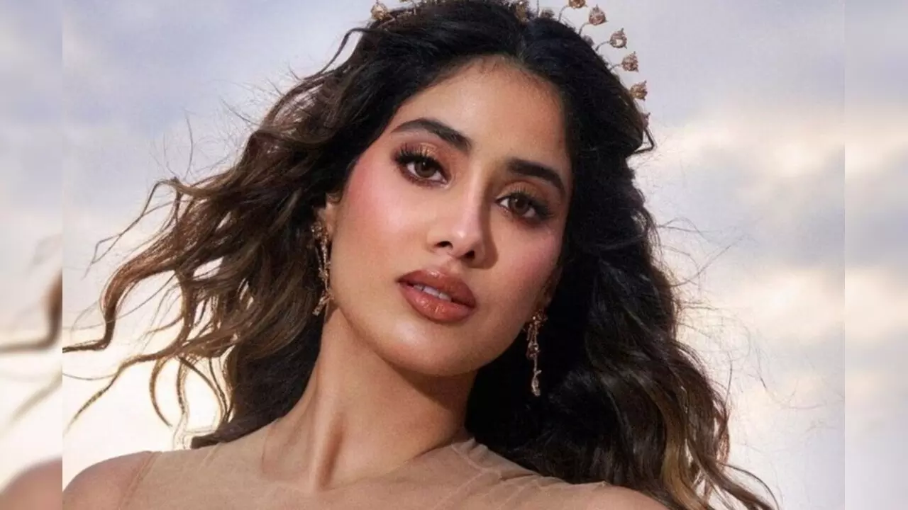 Janhvi Kapoor Fees: एक फिल्म से करोड़ों कमा रहीं जाह्नवी कपूर, जानें फीस व नेटवर्थ