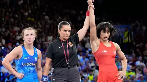 Vinesh confirmed the medal, defeated Cuban wrestler Lopez Yusneilis Guzman and reached the final Vinesh confirmed the medal, defeated Cuban wrestler Lopez Yusneilis Guzman and reached the final