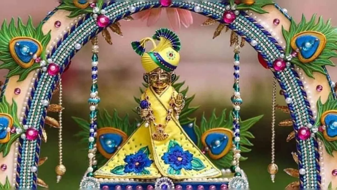 Krishna Janmashtami 2024: लड्डू गोपाल के जन्मदिन पर ऐसे सजाएं घर, यहां से लें जन्माष्टमी डेकोरेशन आइडियाज