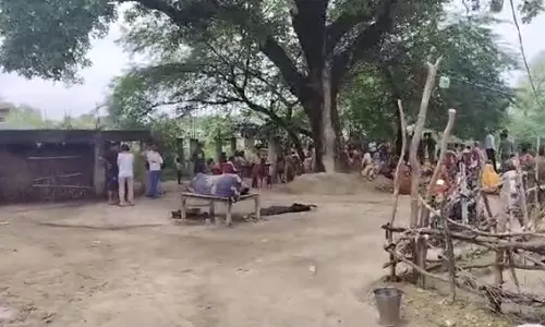 Young man dies after being threatened by policemen, family members protest by keeping his body