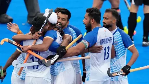 India won bronze medal by defeating Spain 2-1 in hockey, captain Harmanpreet scored both the goals India won bronze medal by defeating Spain 2-1 in hockey, captain Harmanpreet scored both the goals