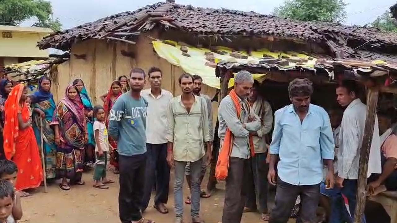 Sonbhadra News: जमीन के विवाद में खूनी वारदात, बेटे-बहू ने वृद्ध पर किया कुदाल से हमला, इलाज के दौरान मौत