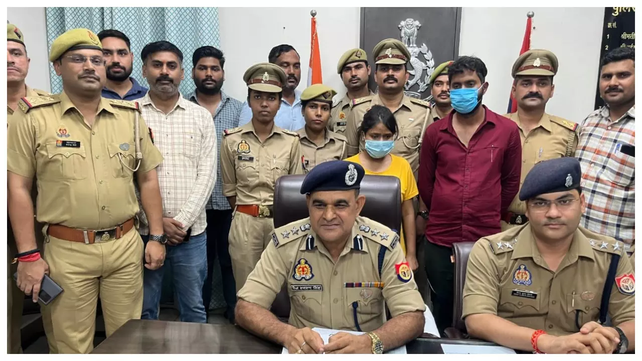 पुलिस गिरफ्त में आरोपी।