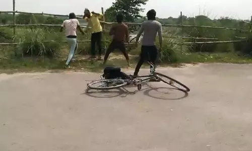 Bullies surrounded a student on the road and beat him, police filed a case