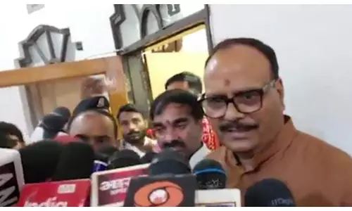 मीडिया से बात करते डिप्टी सीएम ब्रजेश पाठक।