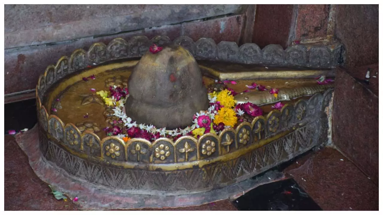 Lucknow News: 350 साल पुराना पीपलेश्वर महादेव मंदिर, जानें ऐतिहासिक मंदिर की क्या मान्यताएं