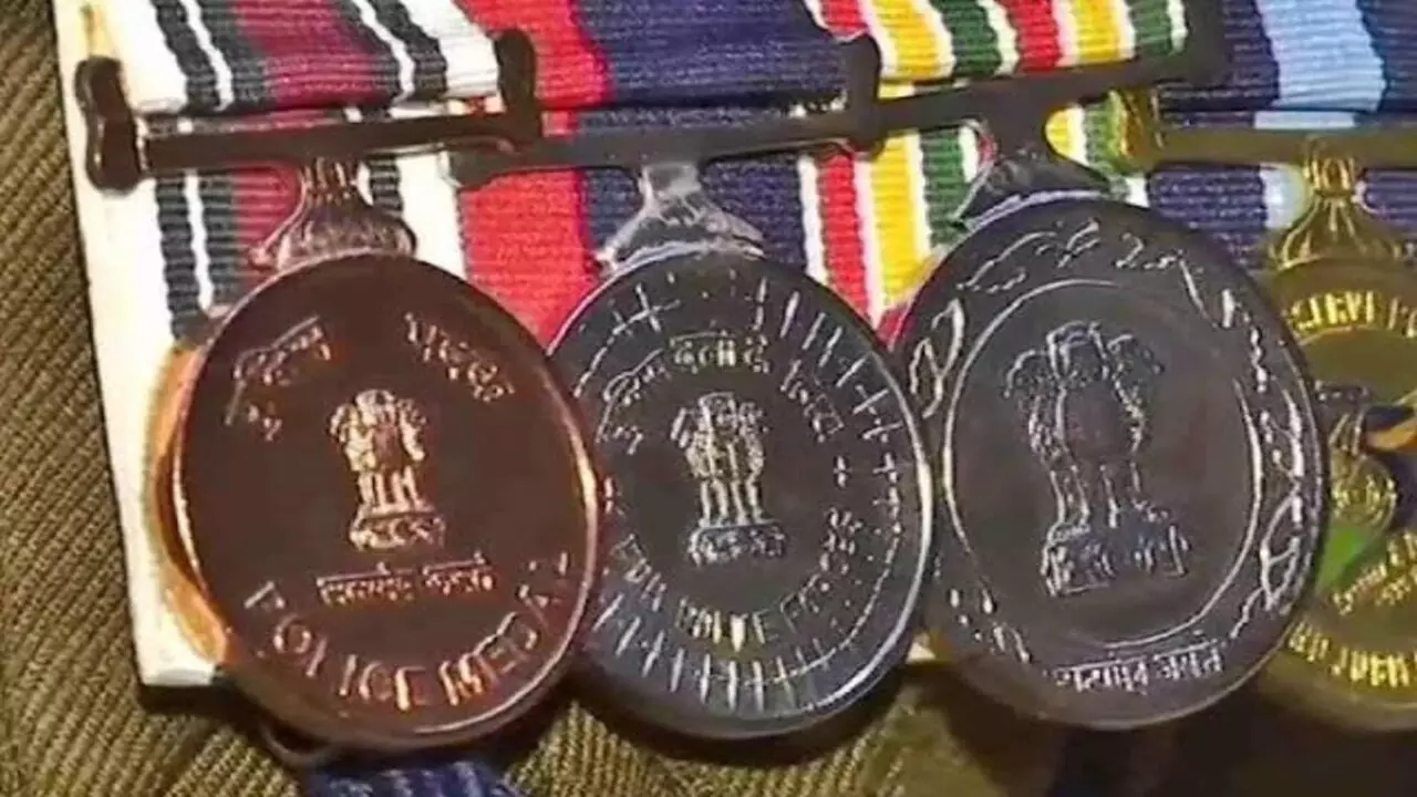 Policemen given medals from central government