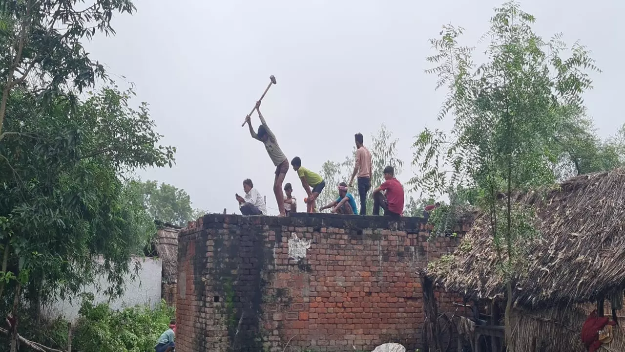 Barabanki: बबुरी के बाद अब दूसरे गांवों को लीलने को बेताब सरयू नदी, अपने ही मकान तोड़कर दूसरी जगह पहुंचे ग्रामीण