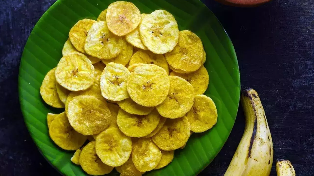 Banana Chips Recipe: घर पर ही फटाफट बन जाएंगे केले के चिप्स, फॉलो करें ये आसान रेसिपी