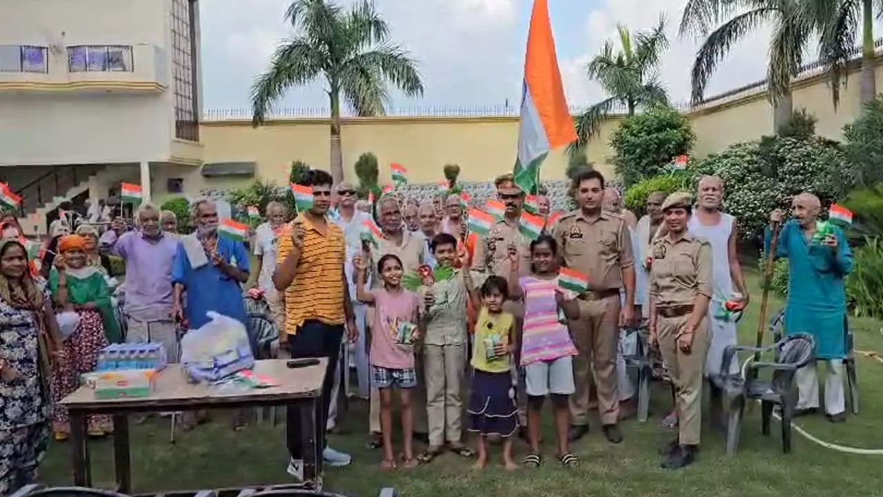 Police station in-charge reached the old age home Celebrated Independence Day, presented tricolours to elders