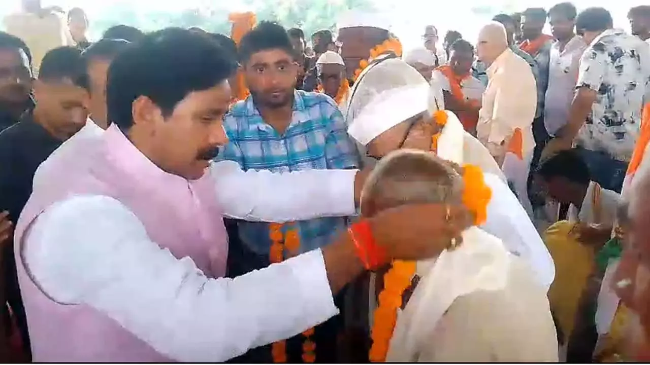 Minister Anil Rajbhar hoisted the flag and honored the family members of freedom fighters