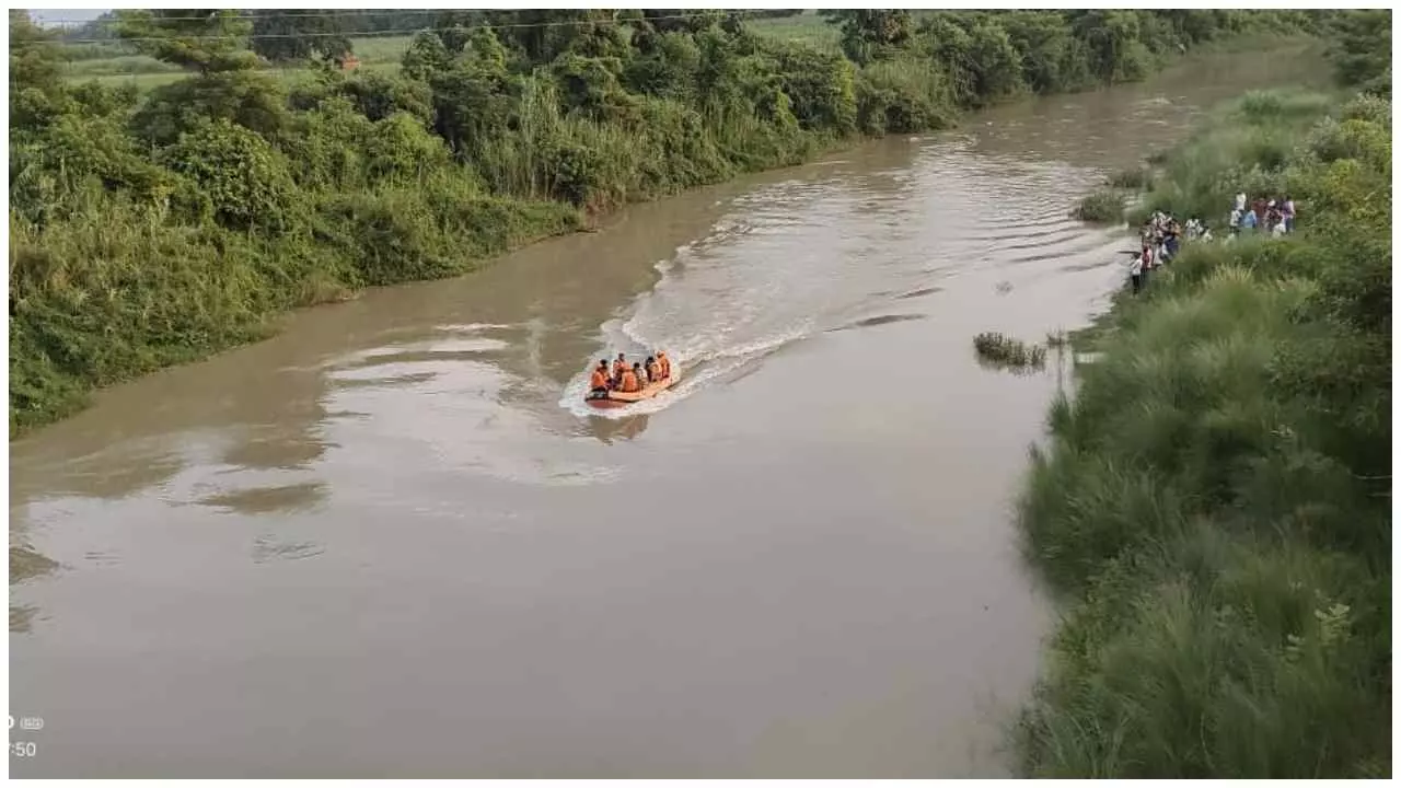 Kushinagar News: छोटी गंडक नदी में डूबे दो युवक, 5 घंटे मशक्कत के बाद भी नहीं लगा पता