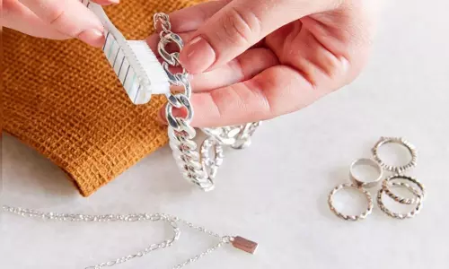 Tips to Clean Artificial Silver Jewellery: आर्टिफिशियल सिल्वर जूलरी को साफ करने के आसान तरीके
