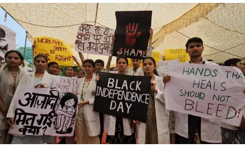 प्रदर्शन करते चिकित्सक।