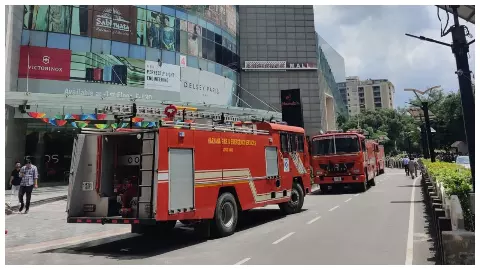 Gurugram Bomb Threats: कोई नहीं बच पाएगा, कई जगह बम प्लांट हैं’, एंबियंस मॉल को बम से उड़ाने की धमकी, पहुंचा बम स्क्वॉड