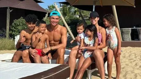 Cristiano Ronaldo Family: जानें क्रिस्टियानो रोनाल्डो की फैमिली में कौन-कौन, कितनी की है पढ़ाई Cristiano Ronaldo Family: जानें क्रिस्टियानो रोनाल्डो की फैमिली में कौन-कौन, कितनी की है पढ़ाई