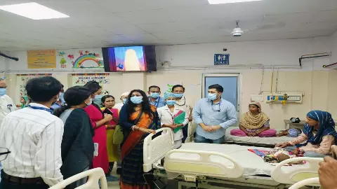 Meerut News: आयुक्त ने पुनर्वास केन्द्र का निरीक्षण कर मरीजों से पूछा हाल, माताओं को फल और बच्चों को बांटे खिलौने