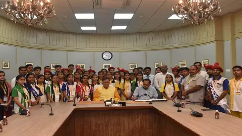 Students visited the attractive structure of UP Assembly, also met Assembly Speaker Satish Mahana