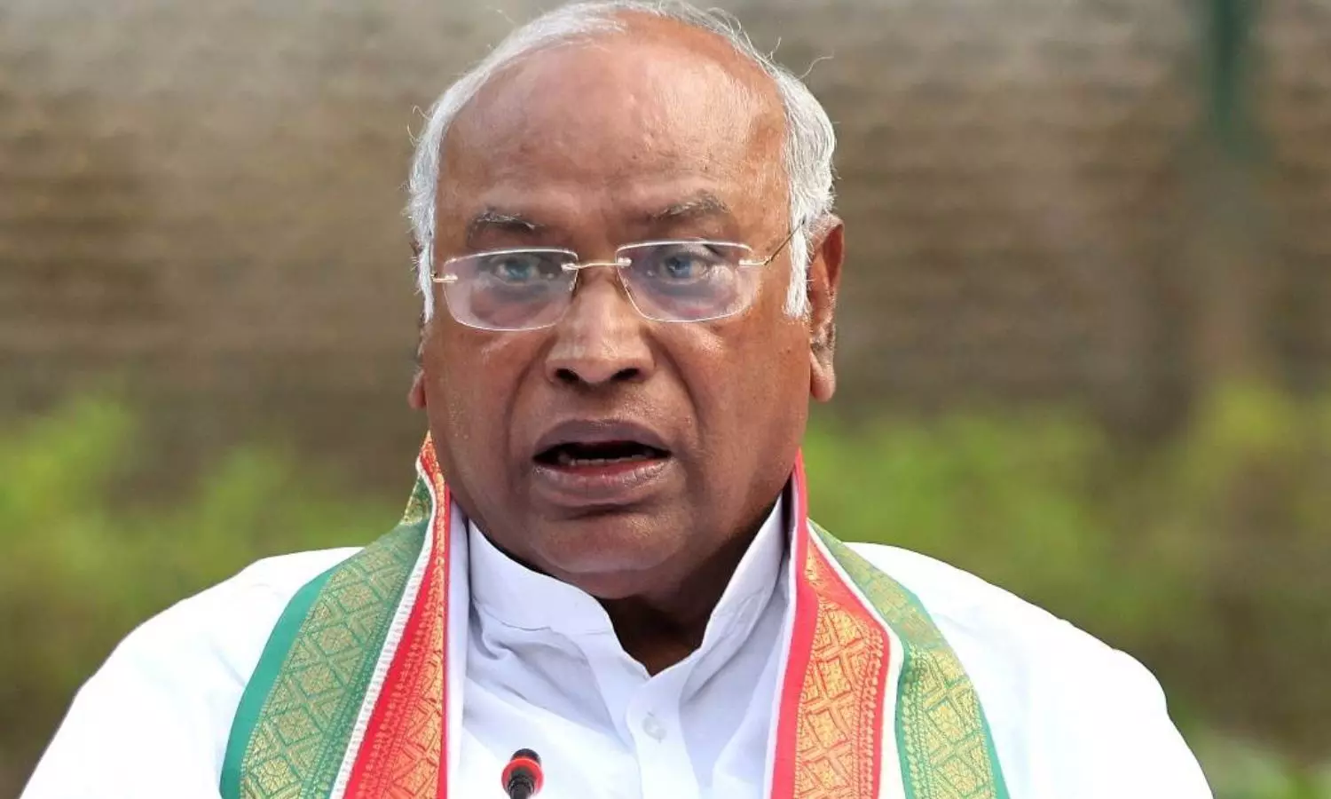 Mallikarjun Kharge: भूमि घोटाले का लगा बड़ा आरोप, बेंगलुरु के डिफेंस पार्क में 5 एकड़ जमीन लेने का है मामला