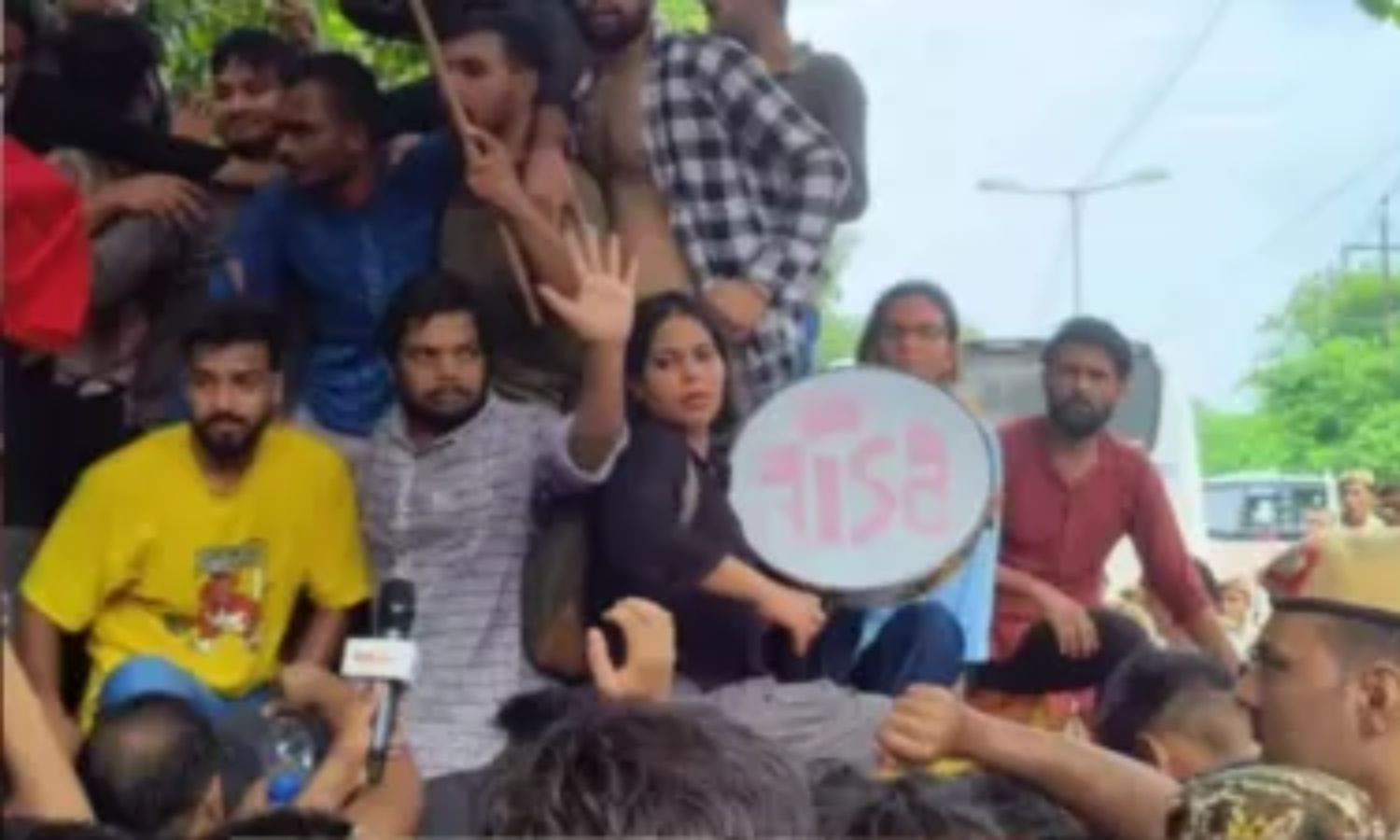 JNU: प्रशासन ने मानी स्टूडेंट्स की मांग फिर भी धरने पर बैठा छात्रसंघ, जानिए क्या है वजह