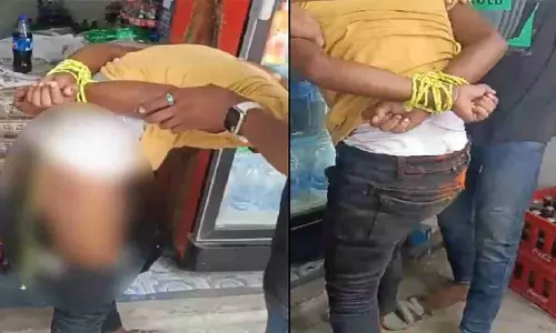 Bihar News: पहले रस्सी से बांधा हाथ फिर प्राइवेट पार्ट में उड़ेल दिया लाल मिर्च का पाउडर, चोरी के आरोपी को दी तालिबानी सजा
