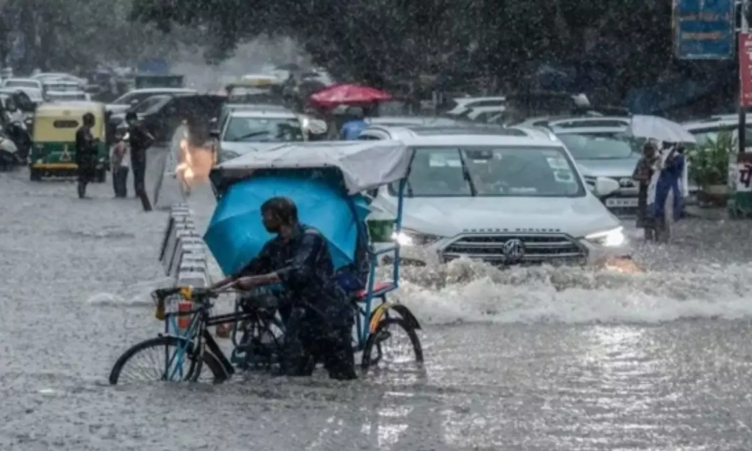 Weather News: 22 राज्यों में आज भारी बारिश का रेड अलर्ट, गुजरात- राजस्थान में बाढ़ जैसे हालात