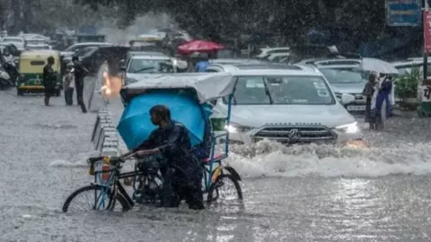 Weather News: 22 राज्यों में आज भारी बारिश का रेड अलर्ट, गुजरात- राजस्थान में बाढ़ जैसे हालात