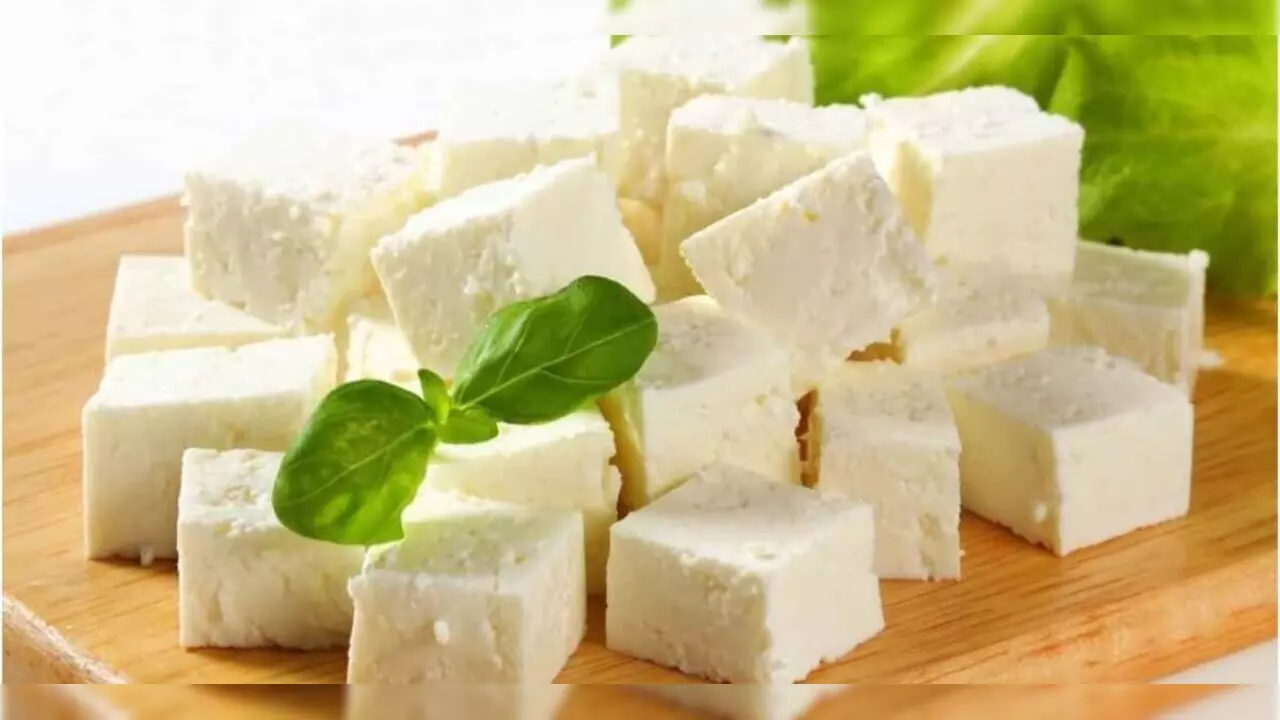 Paneer Banane Ki Recipe: घर पर ही कैसे बनाएं शुद्ध पनीर, जानें दो आसान तरीके