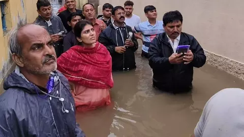 Video: एक बार फिर जड़ेजा की पत्नी ने जीता दिला, तीन लोगों की जान के लिए नहीं की अपनी परवाह, देखें वीडियो Video: एक बार फिर जड़ेजा की पत्नी ने जीता दिला, तीन लोगों की जान के लिए नहीं की अपनी परवाह, देखें वीडियो