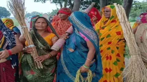 Liquor shops Women came out on the streets with brooms to remove it