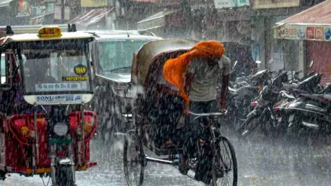 Aaj Ka Mausam: लखनऊ समेत प्रदेश के 15 जिलों में भारी बारिश का अलर्ट, जानिए कैसा रहेगा आज का मौसम?