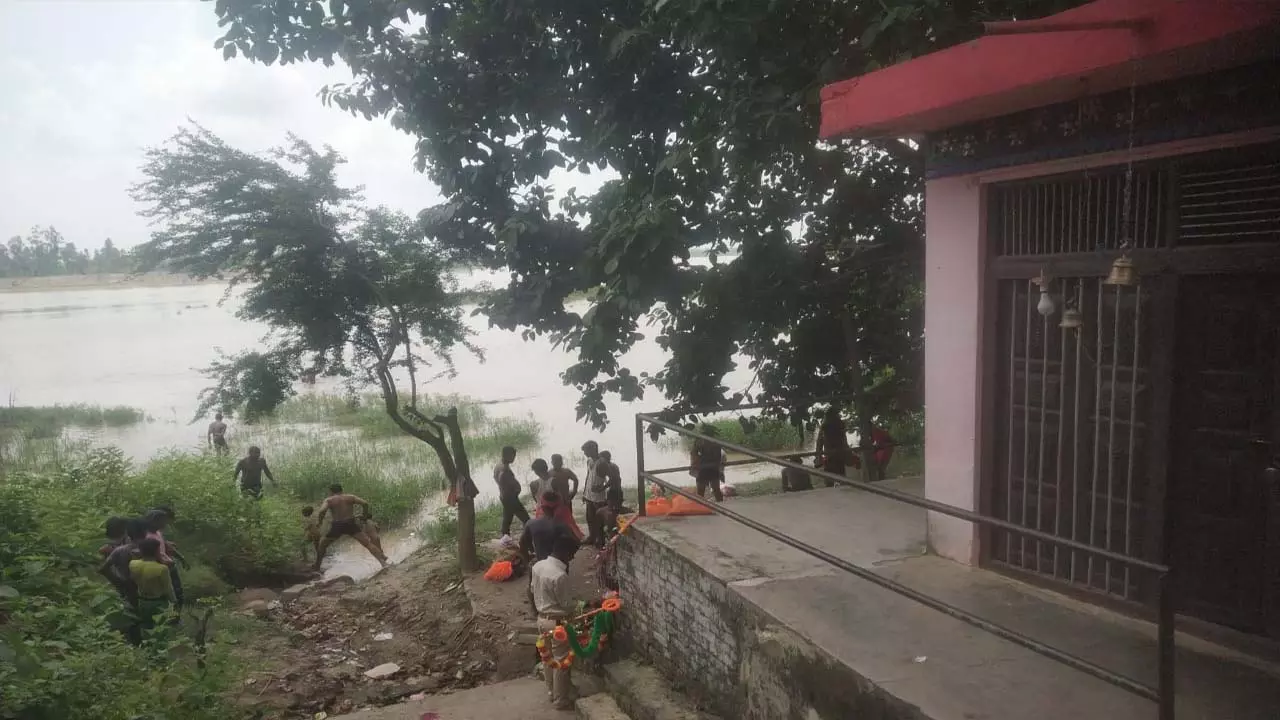 A group of Kanwariyas gathered on the banks on Kajari Teej, Shiv devotees left for Jalabhishek