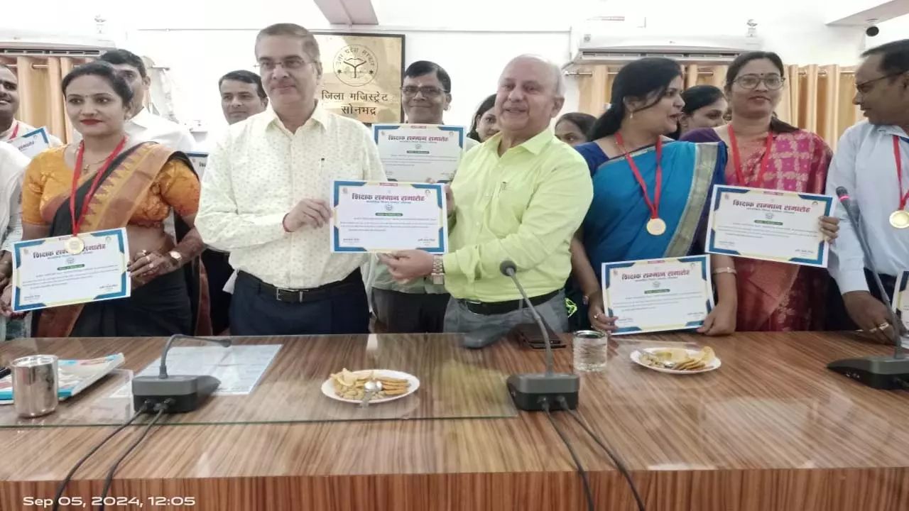 On the occasion of Teachers Day, 25 teachers received the Excellent Teacher award