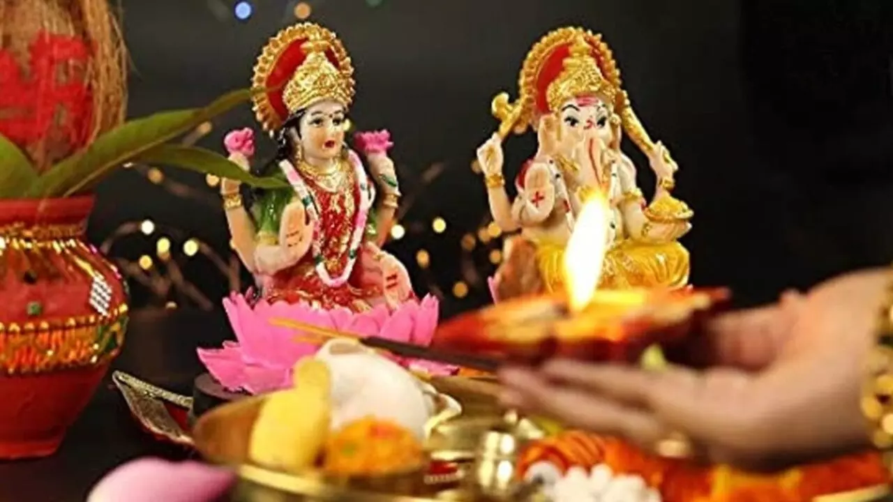 Laxmi And Ganesh Relation: भगवान गणेश से लक्ष्मी मां का क्या है रिश्ता? बीवी समझने की तो नहीं कर रहे गलती